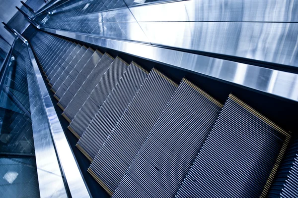 Moving down escalator — Stock Photo, Image