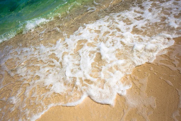 Fale na piasku — Zdjęcie stockowe