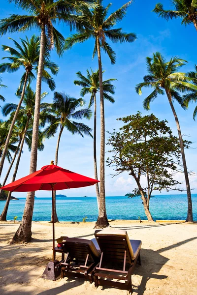 Kırmızı şemsiye ve kum plaj sandalye — Stok fotoğraf