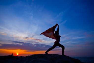gün batımında Yoga uygulamak kadınlar