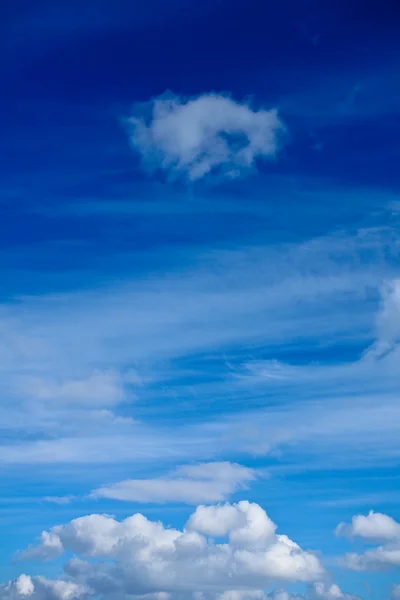 Nuvole bianche nel cielo — Foto Stock