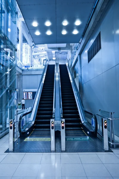 在贸易中心的两个自动扶梯 — 图库照片