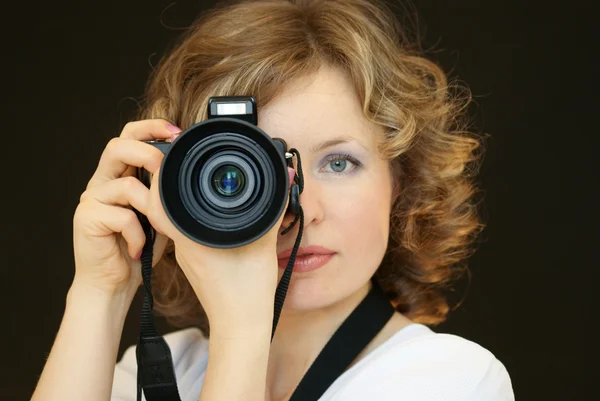 Kobieta z aparatem — Zdjęcie stockowe