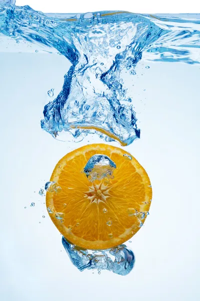 Orange dropped in a water — Stock Photo, Image
