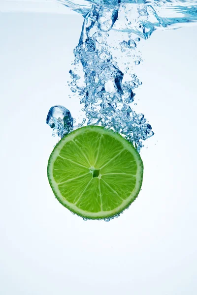 Limão caiu em uma água — Fotografia de Stock