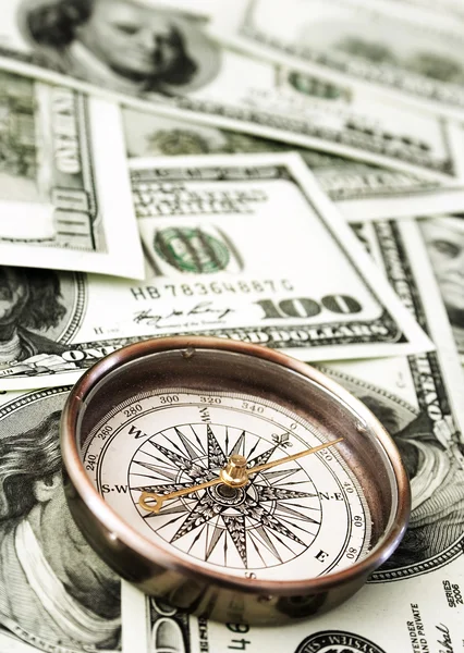 Винтажный компас и деньги — стоковое фото
