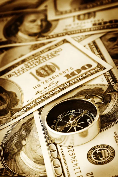 Close up van kompas en geld — Stockfoto