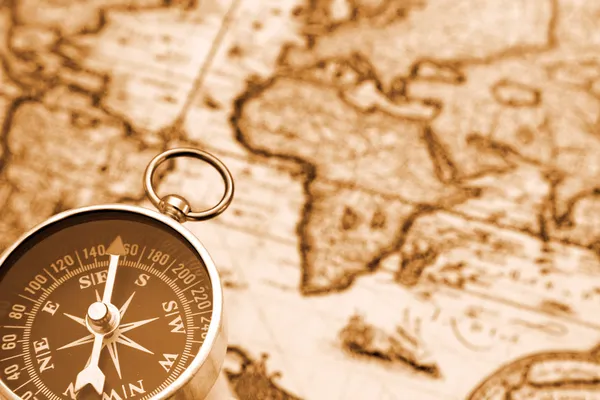 Kompass på gamla karta — Stockfoto