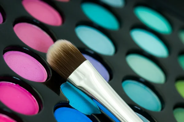 Veelkleurige eye shadows met cosmetica — Stockfoto