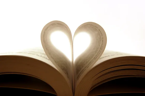 Seiten eines Buches, die zu einem Herzschlag gebogen sind — Stockfoto