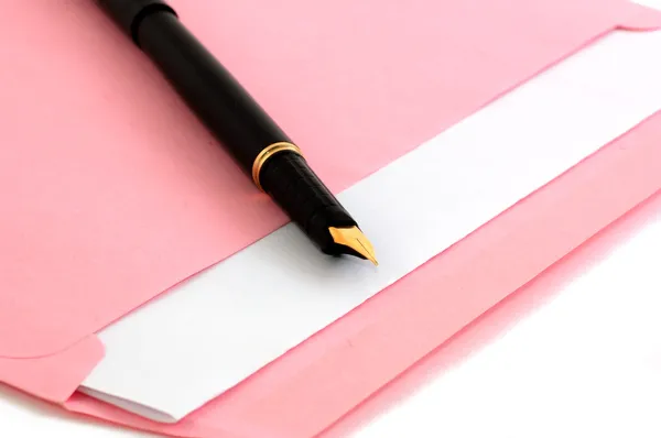 Envelope rosa e caneta — Fotografia de Stock
