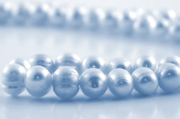 Pearl necklace with reflection on white — Stock Photo, Image