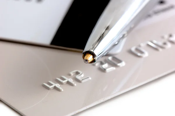 Närbild en penna över kreditkort一支笔在信用卡特写 — 图库照片