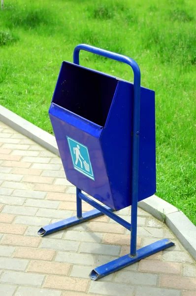 De instelling van de Prullenbak of vuilnisbak op een kasseistrook — Stockfoto