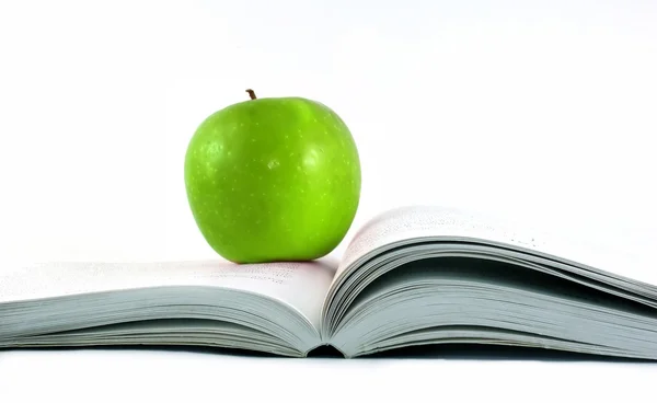 Uma maçã vermelha em um boo no fundo branco — Fotografia de Stock