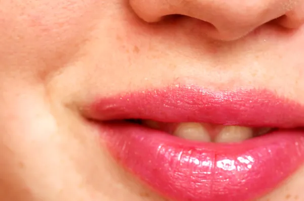 Schönes Make-up aus hellen Lippen — Stockfoto