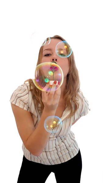 Flicka som leker med massor av såpbubblor — Stockfoto