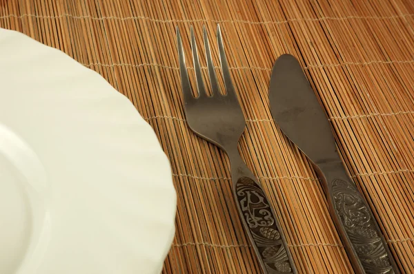 Placa y tenedor y cuchillo vacíos —  Fotos de Stock
