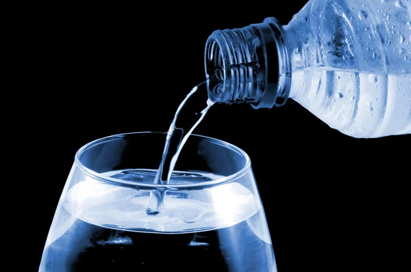 Wasser in Flaschen — Stockfoto