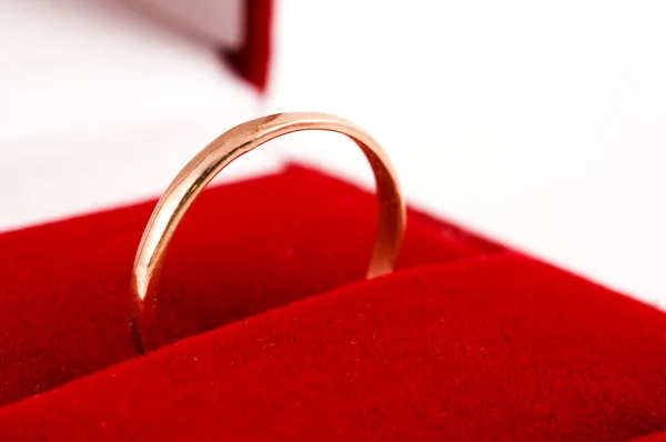 Snubní prsten na bílém pozadí — Stock fotografie