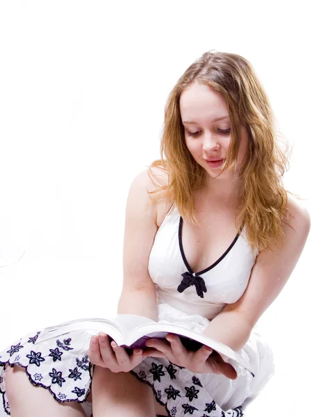 Ελκυστικό κορίτσι ανάγνωση πάνω από ένα λευκό bac — Φωτογραφία Αρχείου