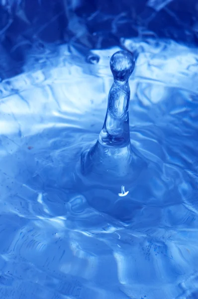 Блакитна вода сплеск — стокове фото