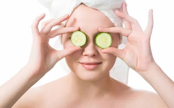 Vrouw met komkommers op ogen — Stockfoto