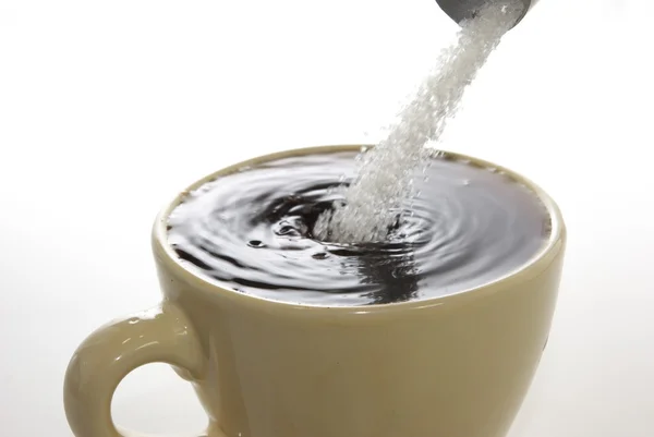 Сахар в кофе — стоковое фото