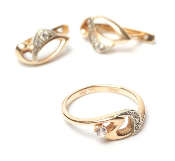 Χρυσά σκουλαρίκια και δαχτυλίδι — Φωτογραφία Αρχείου