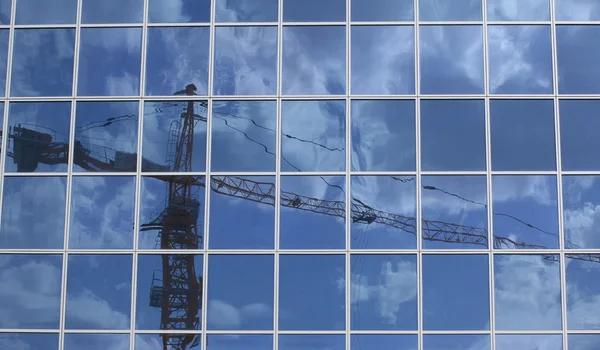 Guindaste em vidro de edifício moderno — Fotografia de Stock