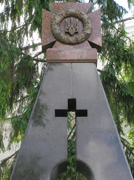 Кам'яний пам'ятник з хрестом — стокове фото