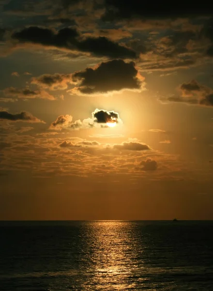 Ανατολή του ηλίου στη θάλασσα — Φωτογραφία Αρχείου