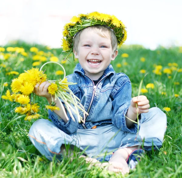Щаслива дитина з діадемою та кульбабами — стокове фото