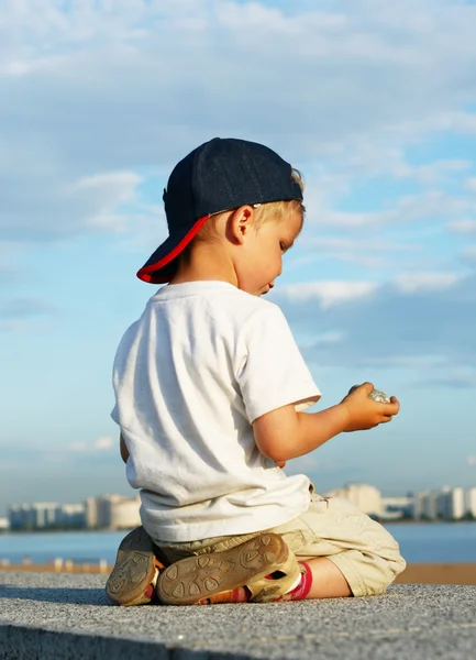 岸壁上の小さな男の子 — ストック写真