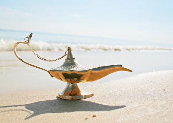 Genies lampa på havsstranden — Stockfoto