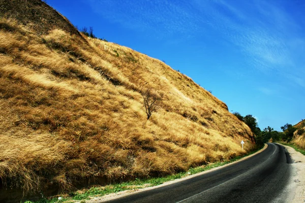 Straße in Hügeln — Stockfoto