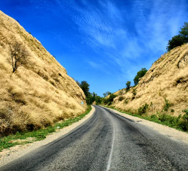 Road to hills — Stock Photo, Image