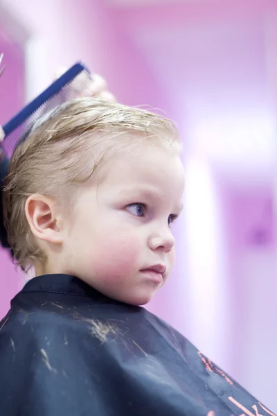 Mały chłopiec w salonie fryzjerskim — Zdjęcie stockowe