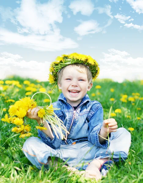 Criança feliz com diadema e dentes-de-leão — Fotografia de Stock