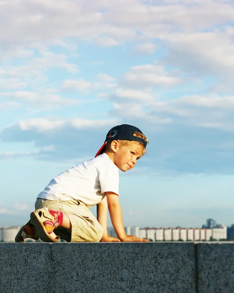 岸壁に小さな男の子 — ストック写真