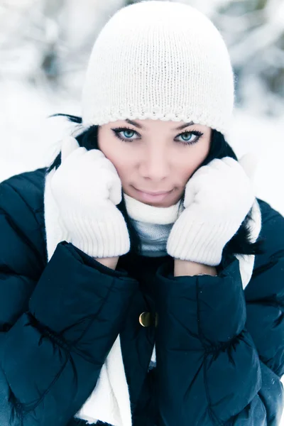 Зимняя девушка — стоковое фото