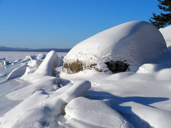 Sten i snön — Stockfoto