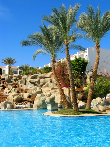 Vacker blå pool på hotellet och pal — Stockfoto
