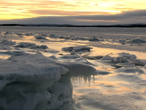 Salida y puesta del sol en el Círculo Polar Ártico — Foto de Stock
