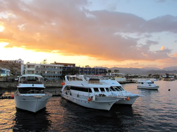 Sonnenuntergang auf See und Boote — Stockfoto