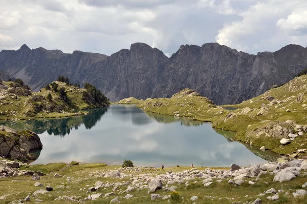 Вид на гірське озеро — стокове фото