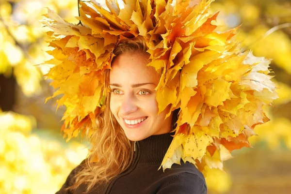 Осенняя девушка — стоковое фото