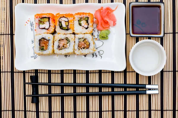 Sushi (rolos) em uma chapa — Fotografia de Stock