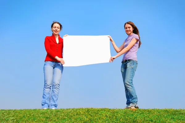 Meninas segurando folha em branco — Fotografia de Stock