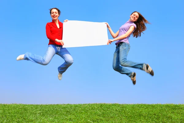 Meisjes springen met blanco vel — Stockfoto
